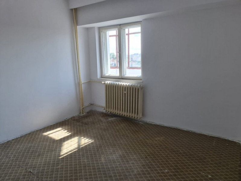 Apartament 4 camere decomandat zona Trocadero