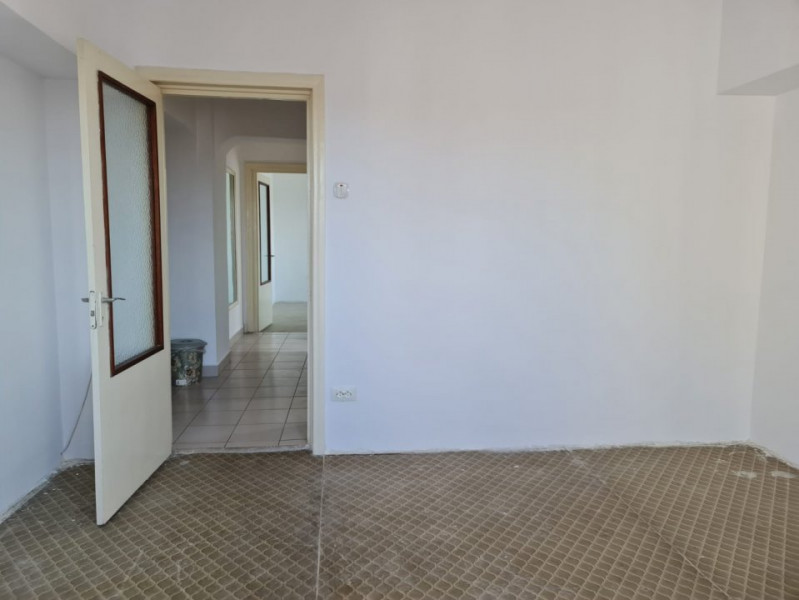 Apartament 4 camere decomandat zona Trocadero