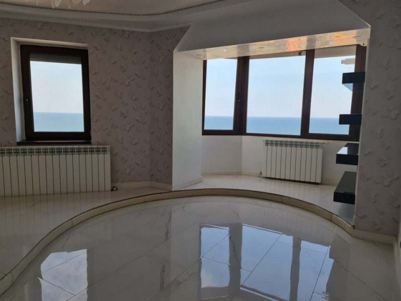 Faleza Nord - apartament deosebit compus din 3 camere cu vedere la mare