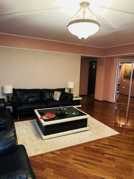 Trocadero - Apartament decomandat cu 3 camere mobilat și utilat complet.