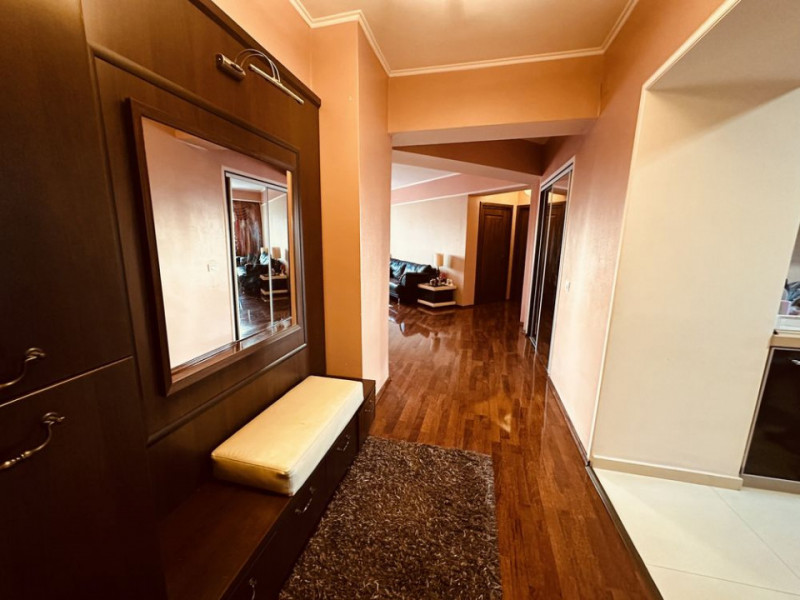 Trocadero - Apartament decomandat cu 3 camere mobilat și utilat complet.