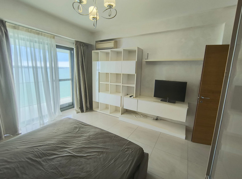 Statiunea Mamaia - Apartament  cu 4 camere pe malul lacului.