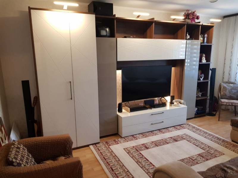 Ovidiu - Apartament cochet cu 2 camere decomandate, situat la etajul 3, cochet