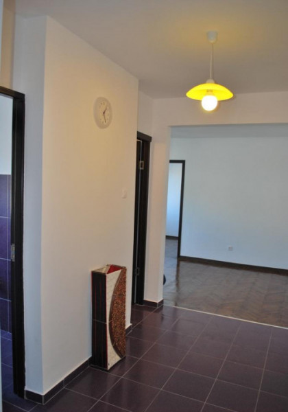 Tomis Nord-Apartament 3 camere semidecomandat.