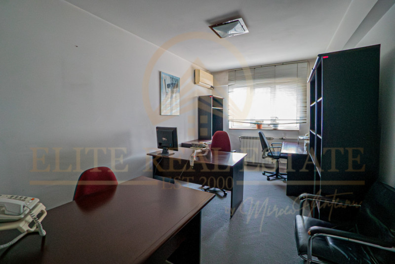 Ultracentral - Apartament cu 7 camere situat la etaj 1 , vedere bilaterală.