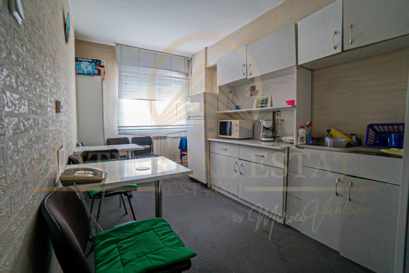 Ultracentral - Apartament cu 7 camere situat la etaj 1 , vedere bilaterală.