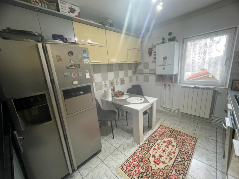 Dacia/Biserica Alba - Apartament decomandat cu 4 camere.