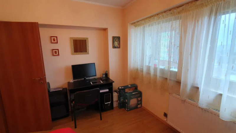 Gara - Apartament decomandat cu 3 camere, vedere către Portul Constanta.