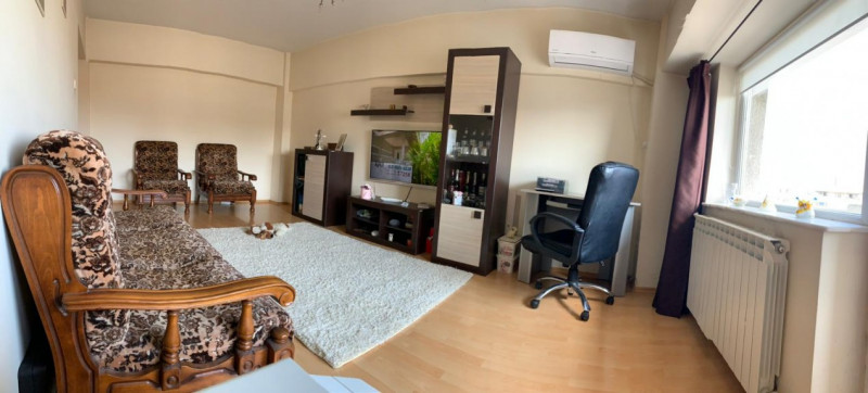 Apartament cu 2 camere transformat in 3 in zona Trocadero