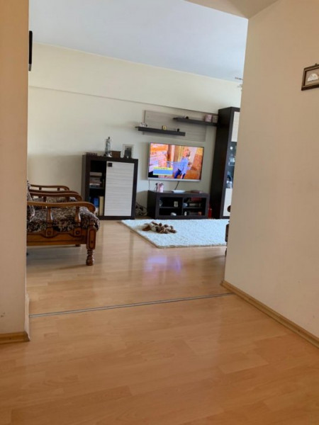 Apartament cu 2 camere transformat in 3 in zona Trocadero