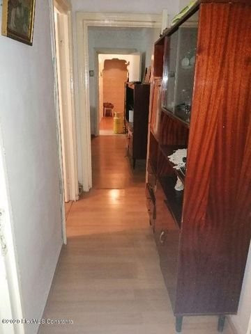 Tomis Nord - apartament cu 3 camere semidecomandat cf 1, situat la etajul 2.