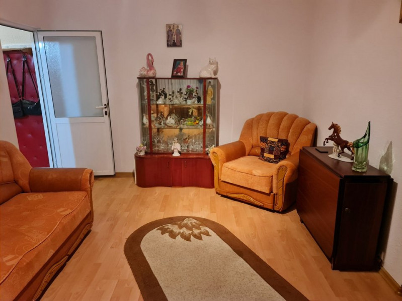 Casa de Cultura - Apartament de 3 camere cf 2, foarte curat si bine intretinut